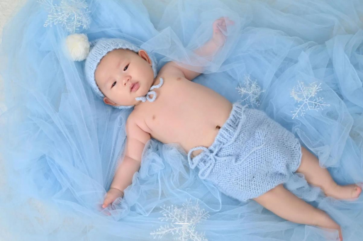 阿拉尔孕妇在家站着分娩